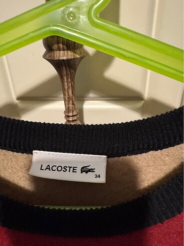 s Beden Lacoste kazak