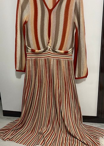 İpekyol Bej Çizgili V Yaka Piliseli Uzun triko Elbise 40 - Görsel 2