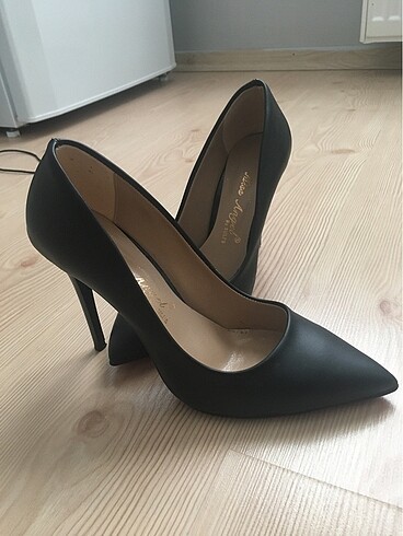 Siyah stiletto topuklu ayakkabı