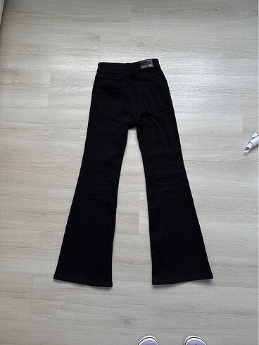 32 Beden siyah Renk Pull and Bear İspanyol Paça Siyah Pantolon