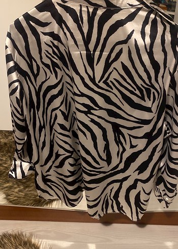 Kürk Detaylı Zebra Desenli Uzun Kollu Gri Kadın Gömlek - Görsel 3