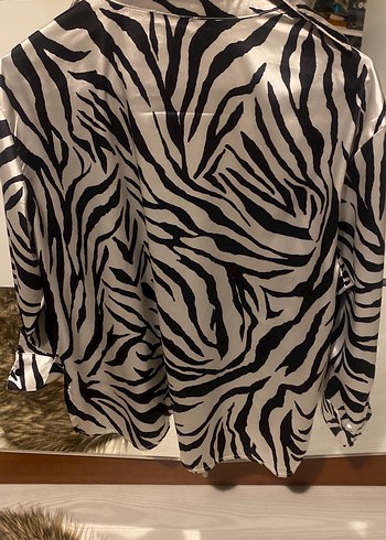 Kürk Detaylı Zebra Desenli Uzun Kollu Gri Kadın Gömlek - Görsel 4