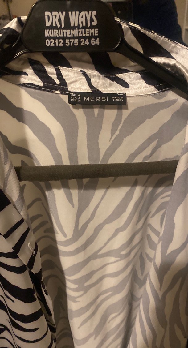 Kürk Detaylı Zebra Desenli Uzun Kollu Gri Kadın Gömlek - Görsel 2