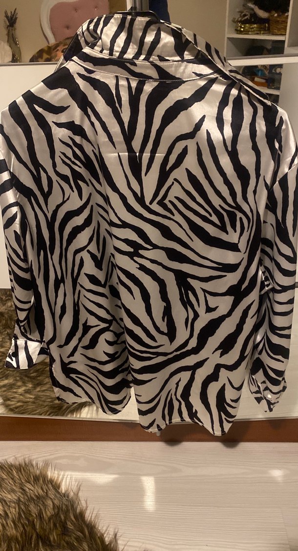 Kürk Detaylı Zebra Desenli Uzun Kollu Gri Kadın Gömlek - Görsel 4