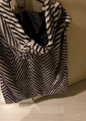 Kürk Detaylı Uzun Zebra Desenli Kadın Yelek - Görsel 4