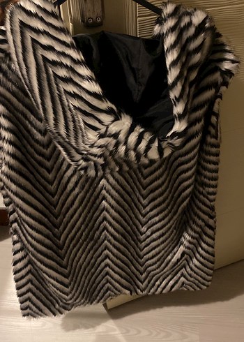 Kürk Detaylı Uzun Zebra Desenli Kadın Yelek - Görsel 3