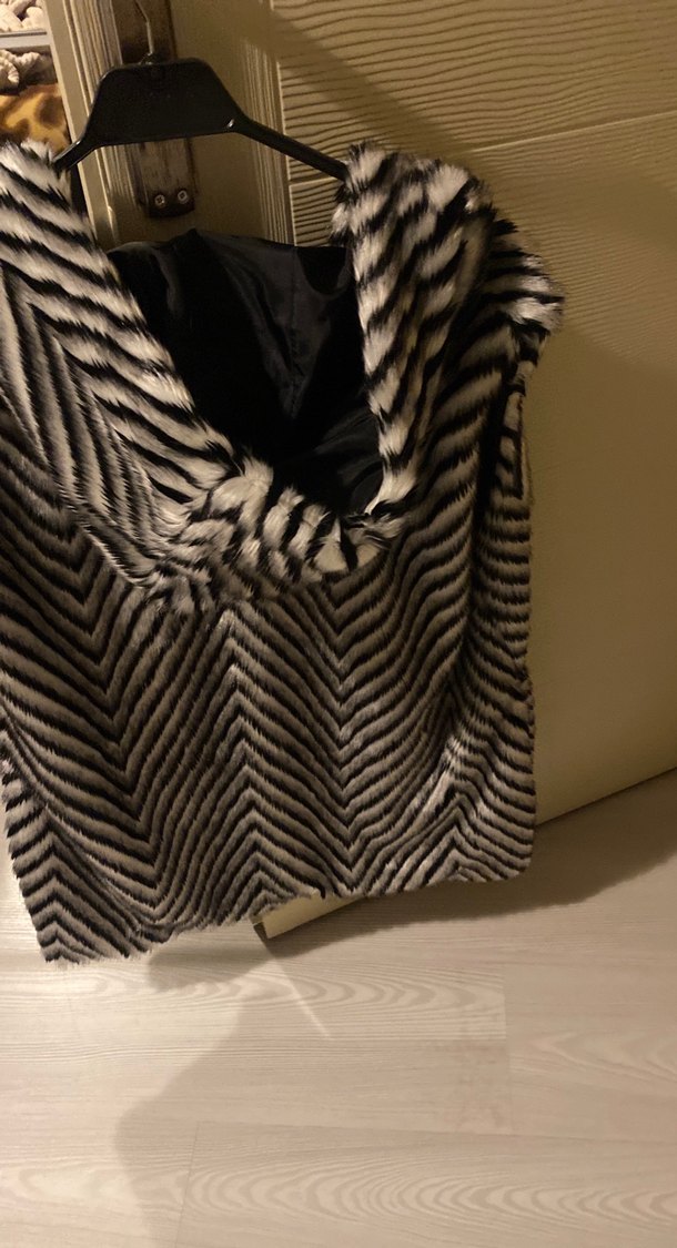 Kürk Detaylı Uzun Zebra Desenli Kadın Yelek - Görsel 4
