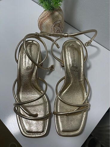 Stradivarius Gold topuklu ayakkabı