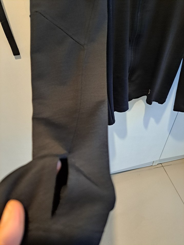 Siyah Fermuarlı Yüksek Yakalı Spor Üst - Görsel 5