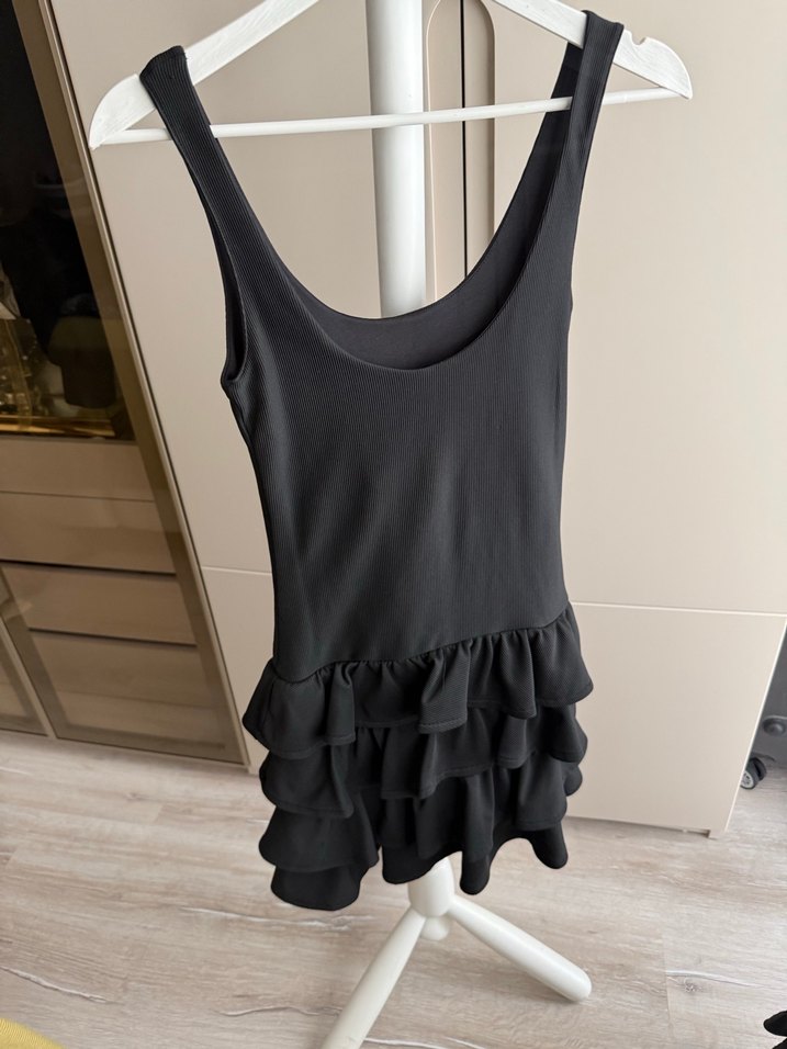 Siyah Kolsuz Fırfırlı Mini Elbise - Görsel 3