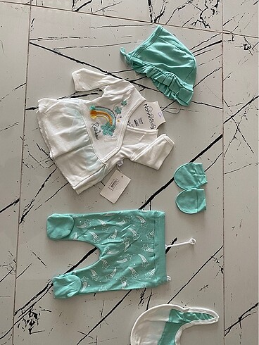 Kız bebek hastane çıkışı