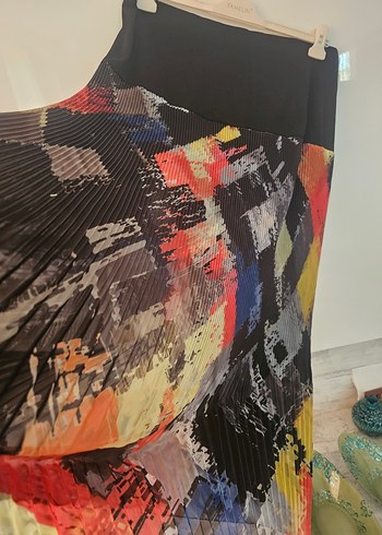 50 Beden Önü Siyah Üstü Renkli Piliseli Uzun Etek