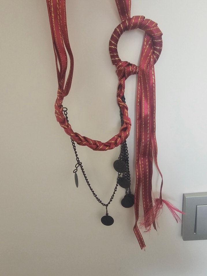 Bordo İşlemeli Zincir Detaylı Kadın El Zinciri - Görsel 4