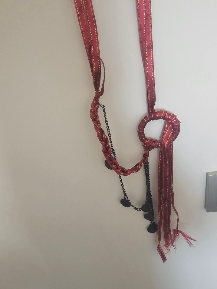 Bordo İşlemeli Zincir Detaylı Kadın El Zinciri - Görsel 3