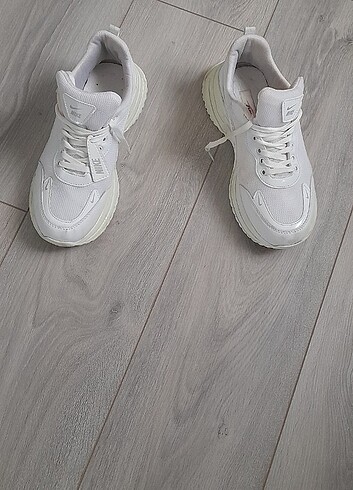 Beyaz Nike spor ayakkabı 