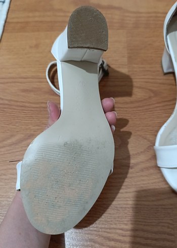 Butigo Beyaz Tokalı İnce Topuklu Kadın Abiye Ayakkabı
