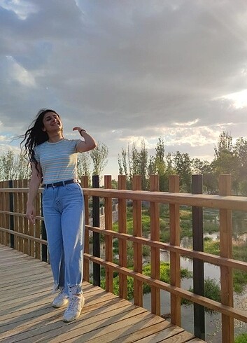 28 Beden Yırtık paçalı jean