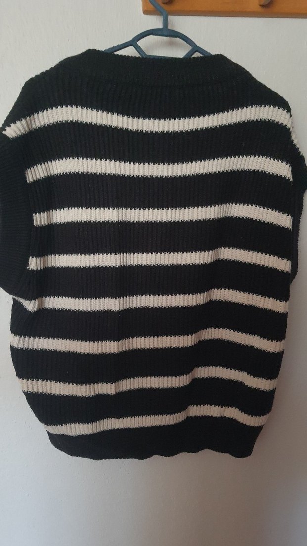 V Yaka Siyah Beyaz Çizgili Triko Süveter - Görsel 3