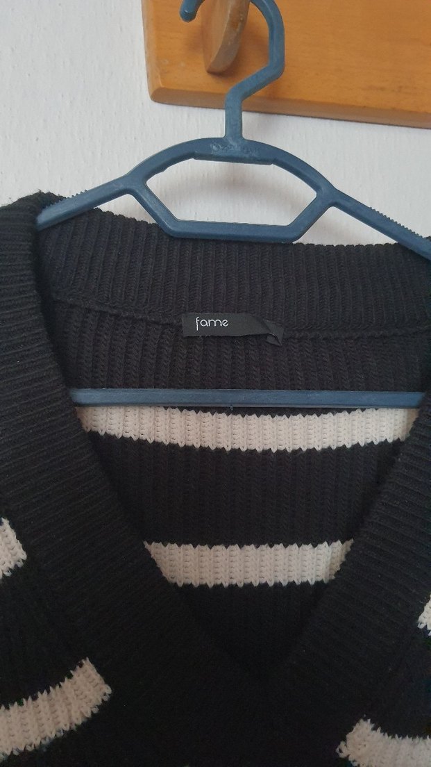 V Yaka Siyah Beyaz Çizgili Triko Süveter - Görsel 2