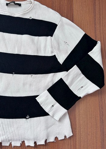 Uzun Kollu Siyah Beyaz Çizgili Örgü Kazak - Görsel 3