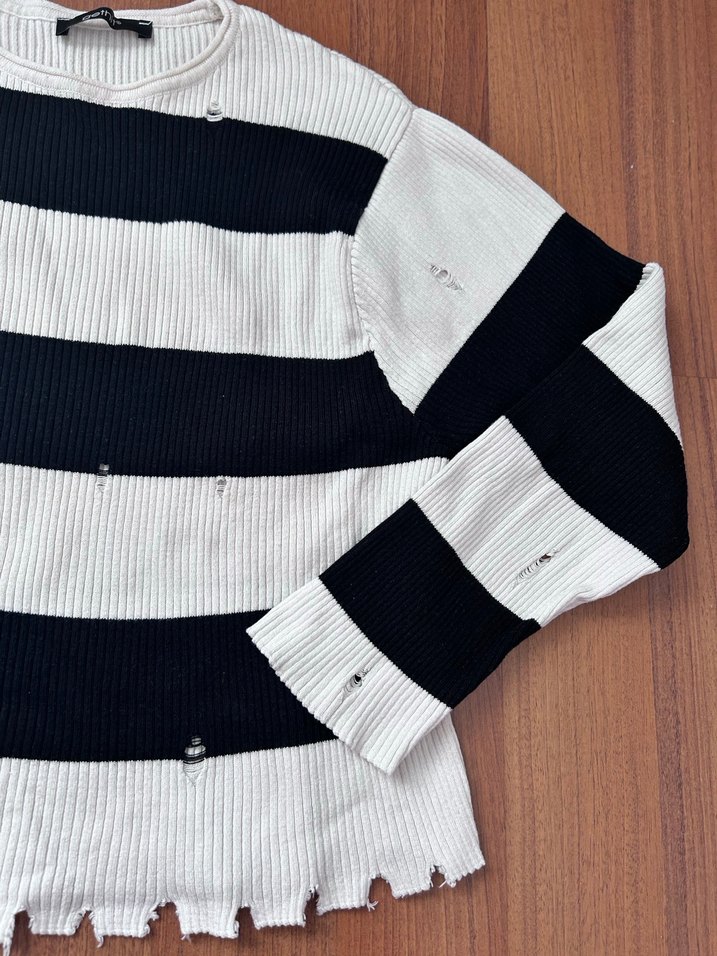 Uzun Kollu Siyah Beyaz Çizgili Örgü Kazak - Görsel 3