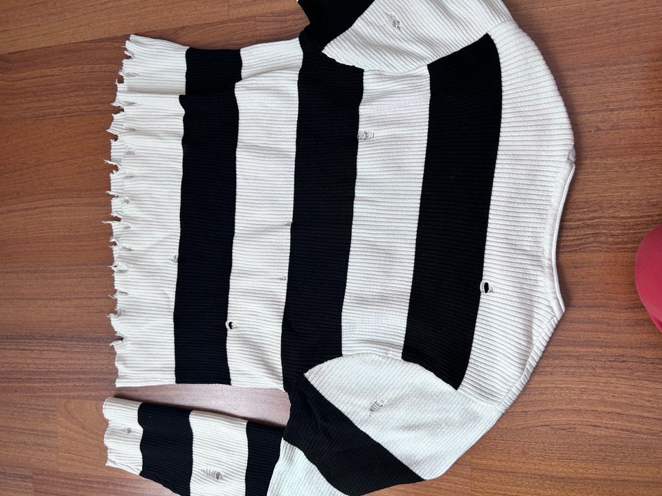 Uzun Kollu Siyah Beyaz Çizgili Örgü Kazak - Görsel 2