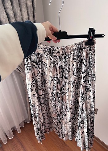 Gri Yılan Desenli Piliseli Midi Etek - Görsel 2