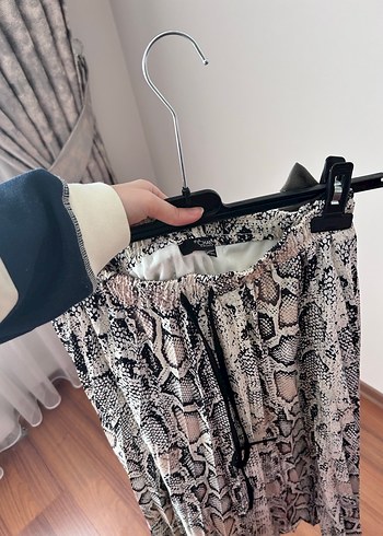 Gri Yılan Desenli Piliseli Midi Etek - Görsel 3