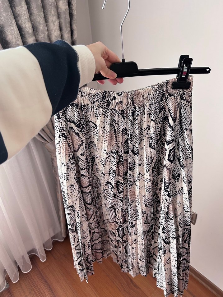 Gri Yılan Desenli Piliseli Midi Etek - Görsel 2