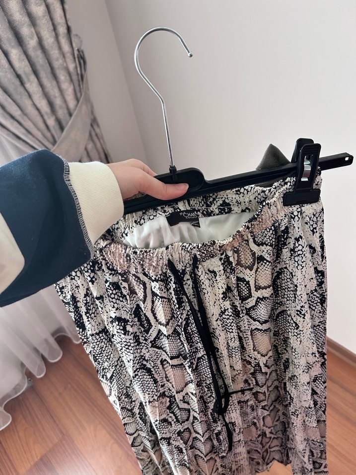 Gri Yılan Desenli Piliseli Midi Etek - Görsel 3