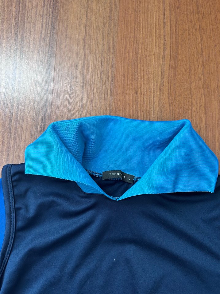 Mavi Yüksek Yakalı Uzun Kollu Spor Üst - Görsel 2