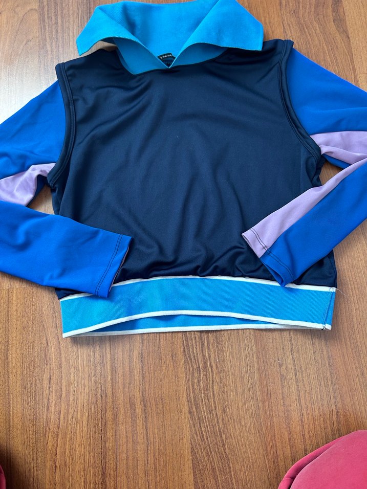 Mavi Yüksek Yakalı Uzun Kollu Spor Üst - Görsel 3