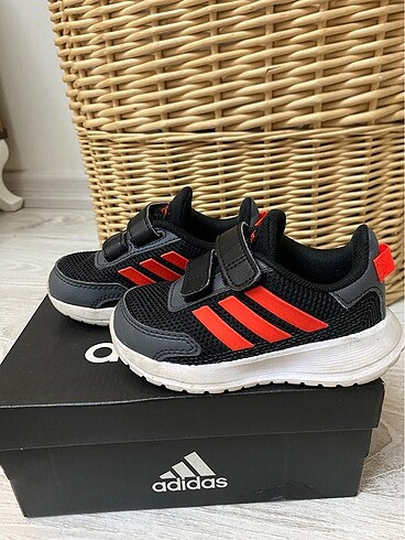 Adidas 23 numara çok az giyildi