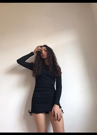 Büzgülü siyah mini elbise