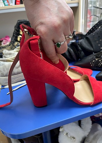 Kadın Kırmızı Süet Tokalı Topuklu Ayakkabı - Görsel 3
