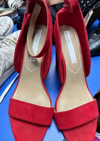 Kadın Kırmızı Süet Tokalı Topuklu Ayakkabı - Görsel 2