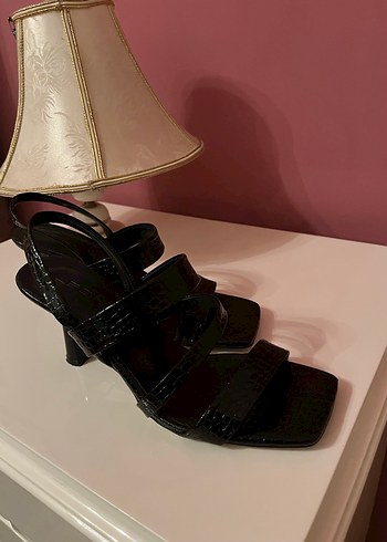 Kemer Detaylı Siyah Yılan Desenli İnce Topuklu - Görsel 2