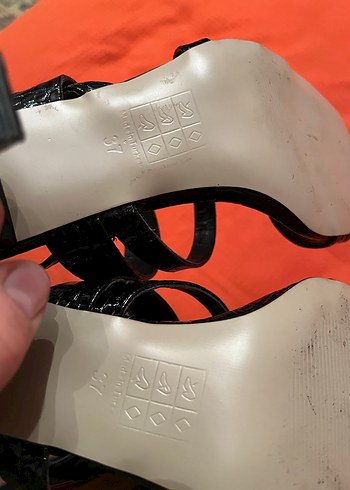 Kemer Detaylı Siyah Yılan Desenli İnce Topuklu - Görsel 3