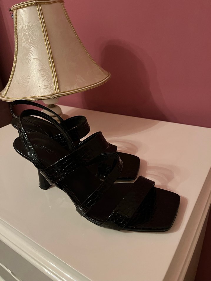 Kemer Detaylı Siyah Yılan Desenli İnce Topuklu - Görsel 2