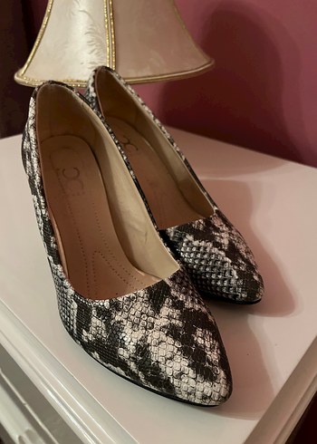 Gri Yılan Desenli Kadın Topuklu Ayakkabı - Görsel 4