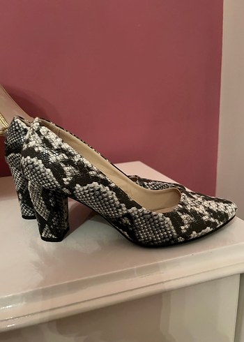 Gri Yılan Desenli Kadın Topuklu Ayakkabı - Görsel 3