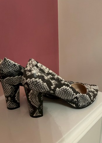 Gri Yılan Desenli Kadın Topuklu Ayakkabı - Görsel 2