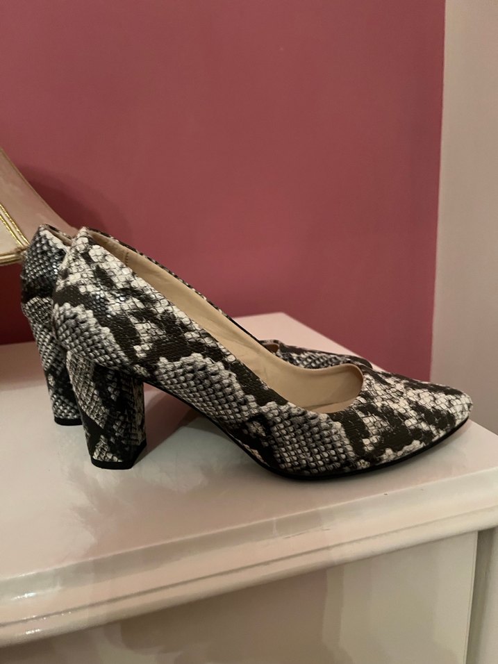 Gri Yılan Desenli Kadın Topuklu Ayakkabı - Görsel 3