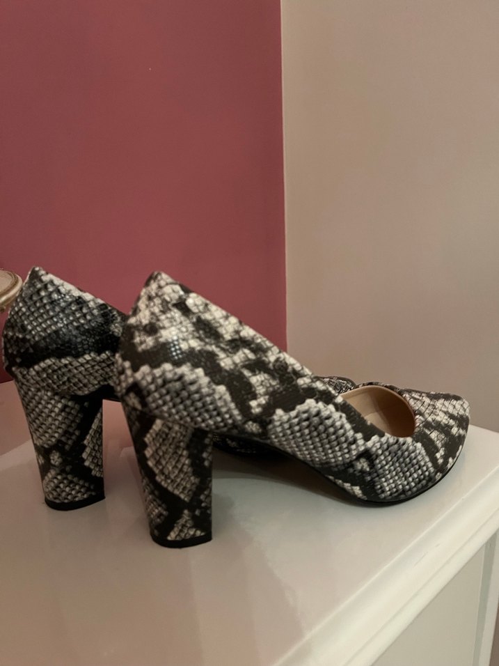 Gri Yılan Desenli Kadın Topuklu Ayakkabı - Görsel 2