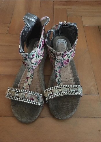 Çiçek Desenli Tokalı Kadın Dolgu Topuk Sandalet