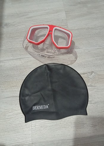 Kırmızı Çerçeveli Yüzme Gözlüğü ve Siyah Bone - Görsel 5