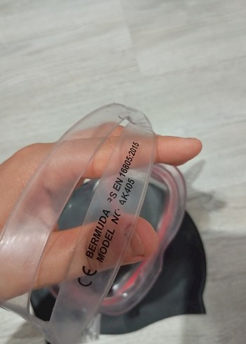 Kırmızı Çerçeveli Yüzme Gözlüğü ve Siyah Bone - Görsel 3