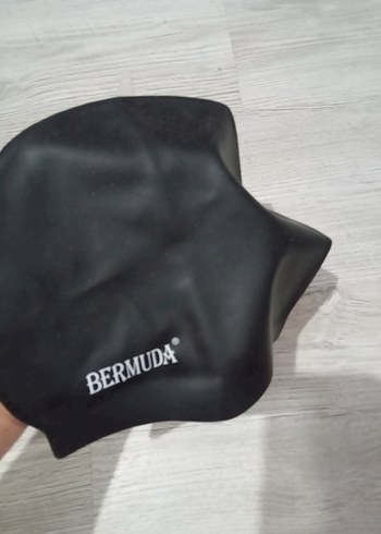 Kırmızı Çerçeveli Yüzme Gözlüğü ve Siyah Bone - Görsel 4