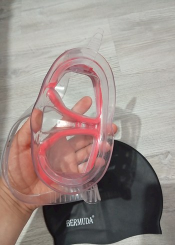 Kırmızı Çerçeveli Yüzme Gözlüğü ve Siyah Bone - Görsel 2