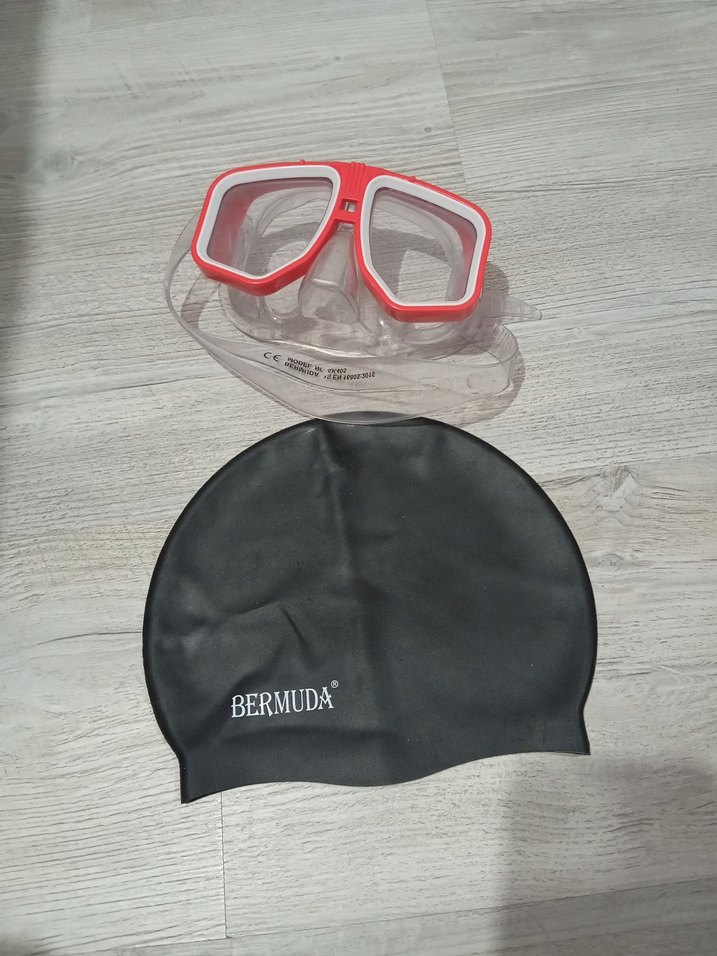 Kırmızı Çerçeveli Yüzme Gözlüğü ve Siyah Bone - Görsel 5